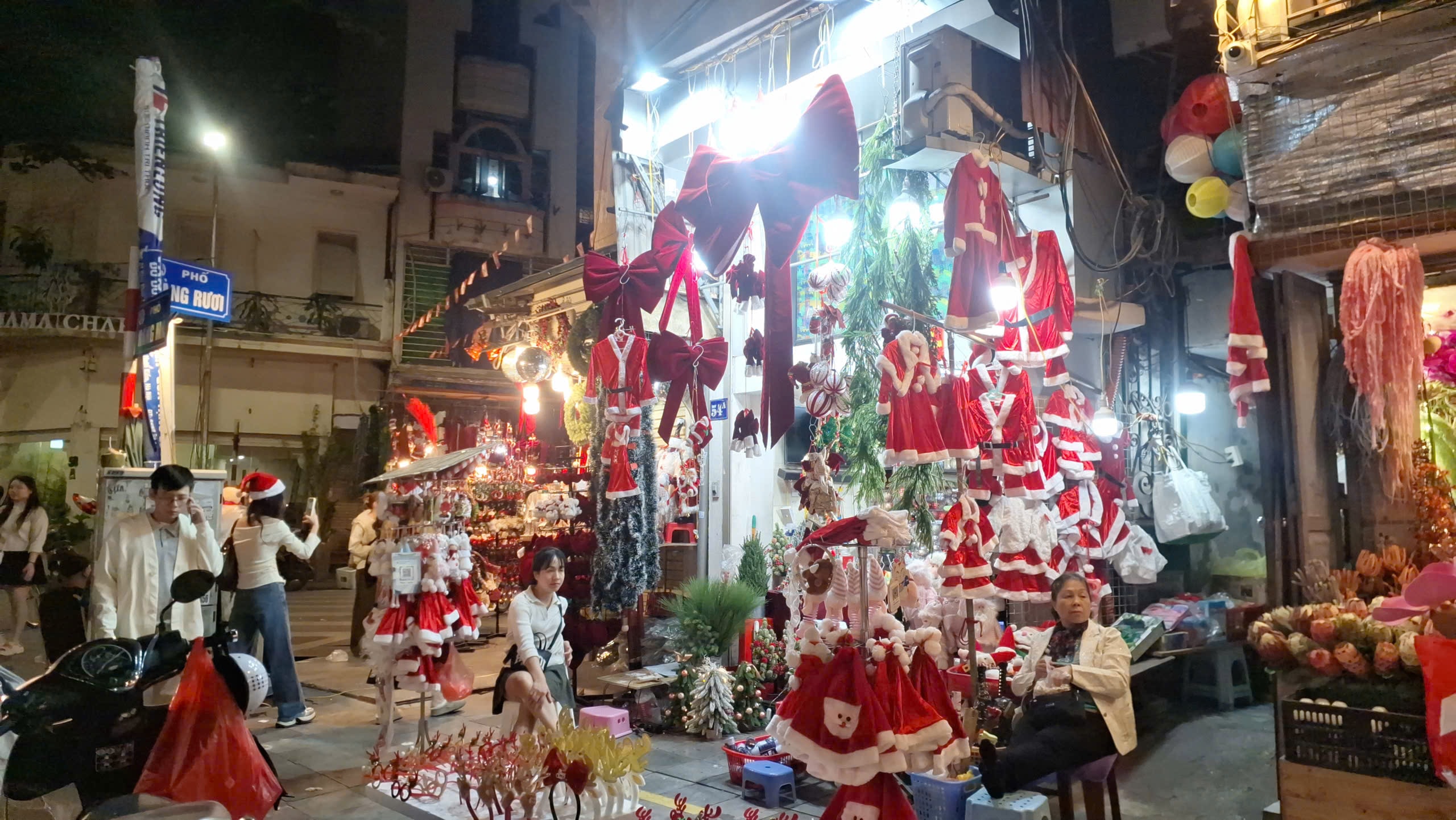 Người dân Hà Nội rộn ràng đón chào Giáng sinh 2025 - Ảnh 10.