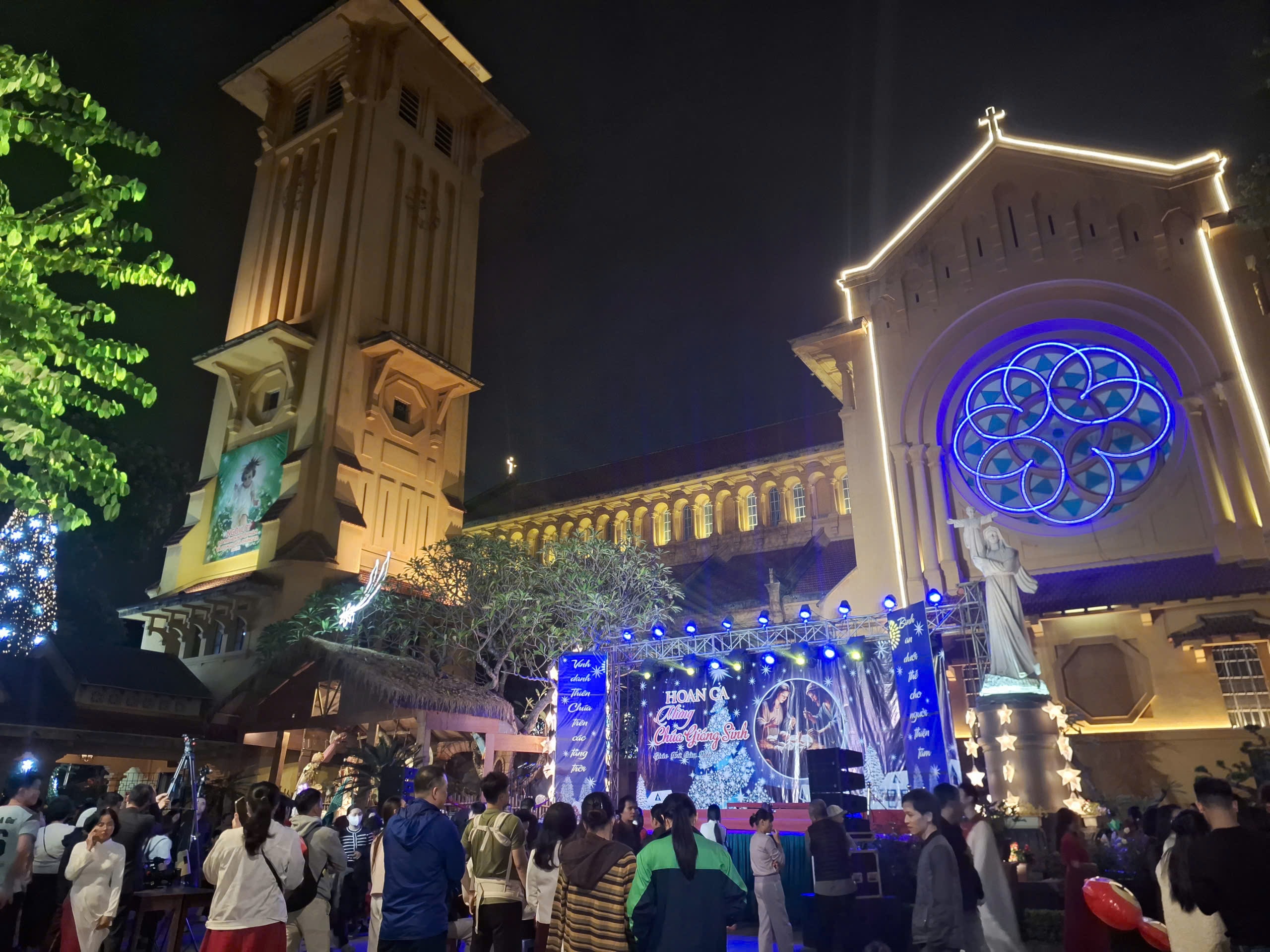 Người dân Hà Nội rộn ràng đón chào Giáng sinh 2025 - Ảnh 12.