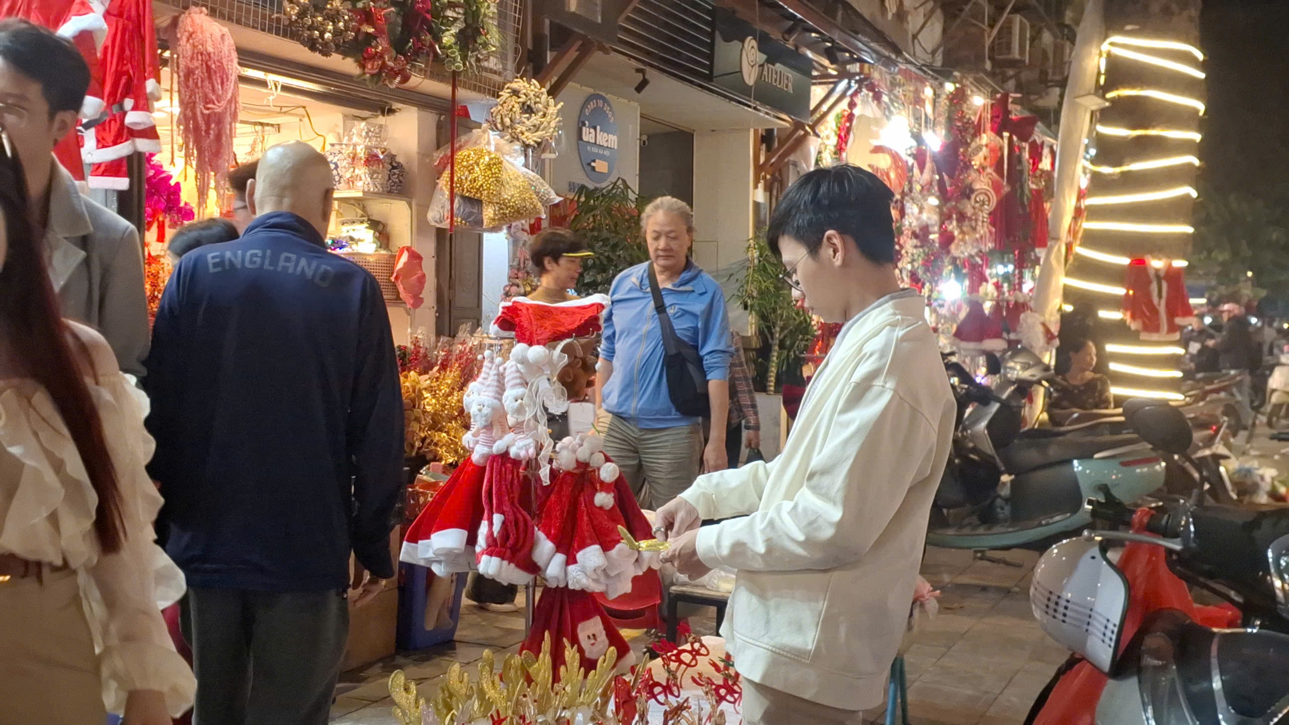 Người dân Hà Nội rộn ràng đón chào Giáng sinh 2025 - Ảnh 11.