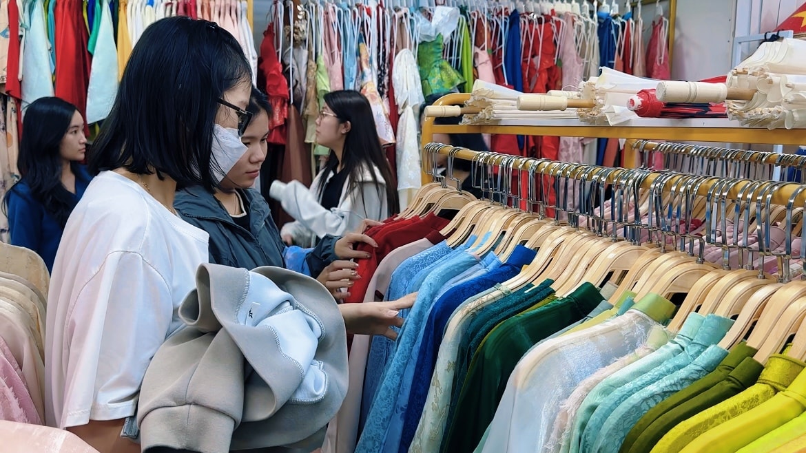 Thu nhập khủng từ cho thuê áo dài chụp ảnh Tết tại TP HCM - Ảnh 6.