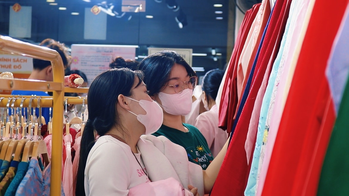 Thu nhập khủng từ cho thuê áo dài chụp ảnh Tết tại TP HCM - Ảnh 4.