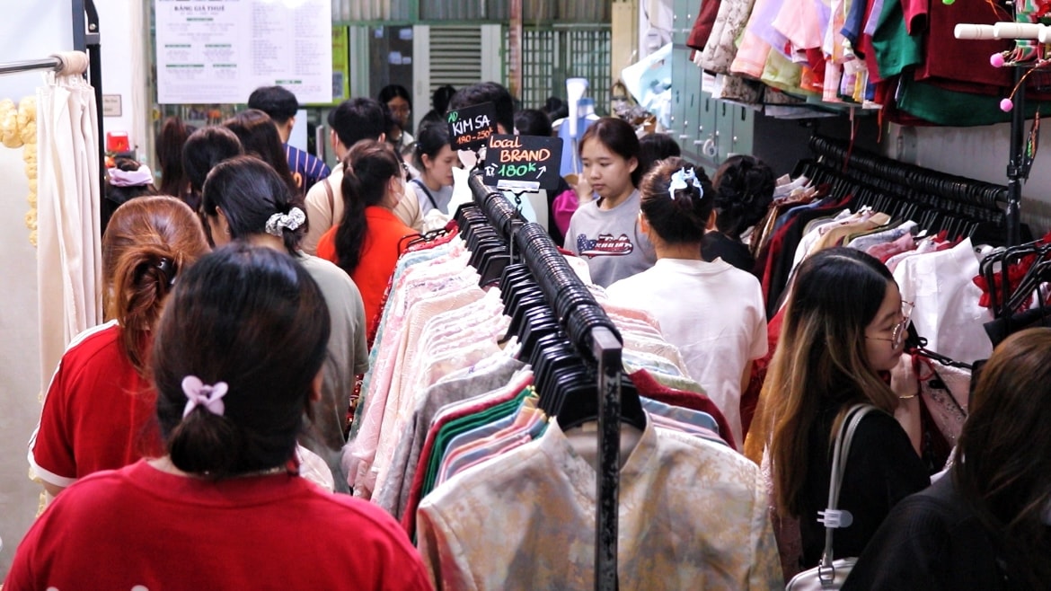 Thu nhập khủng từ cho thuê áo dài chụp ảnh Tết tại TP HCM - Ảnh 3.