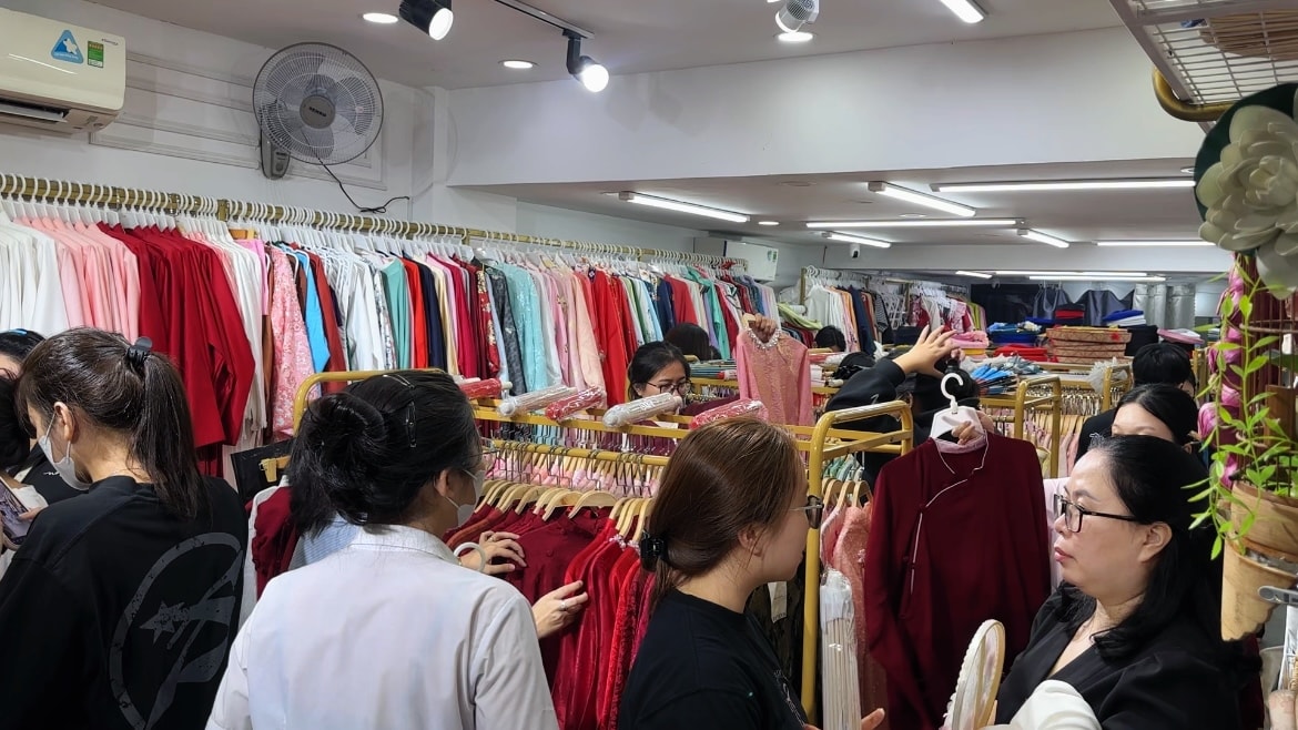 Thu nhập khủng từ cho thuê áo dài chụp ảnh Tết tại TP HCM - Ảnh 1.