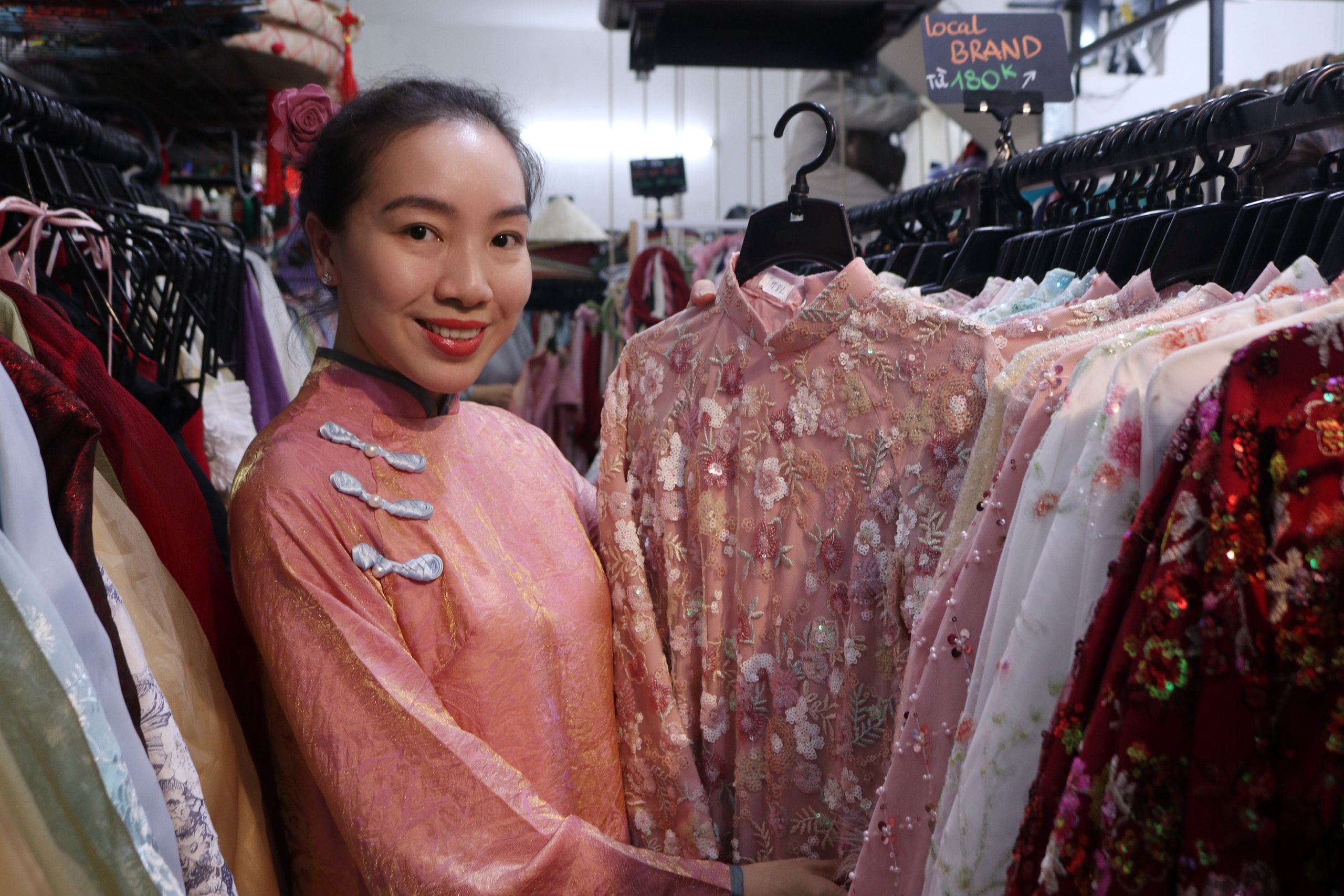 Thu nhập khủng từ cho thuê áo dài chụp ảnh Tết tại TP HCM - Ảnh 8.