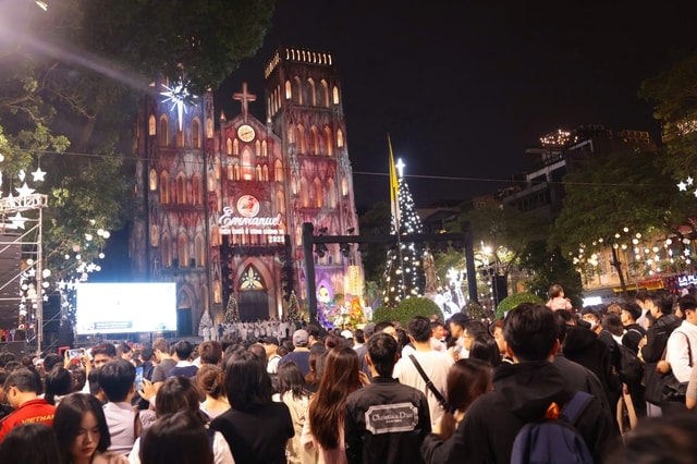 Người dân Hà Nội rộn ràng đón chào Giáng sinh 2025 - Ảnh 1.