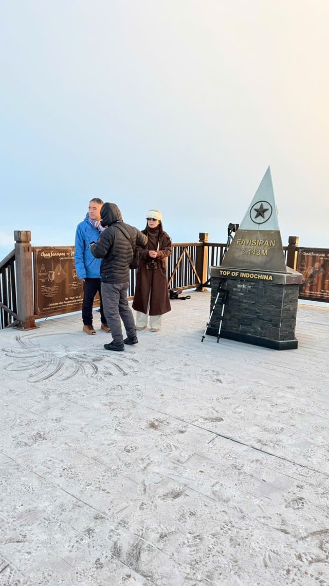 VIDEO: Du khách thích thú ngắm tuyết rơi phủ trắng đỉnh Fansipan - Ảnh 5.