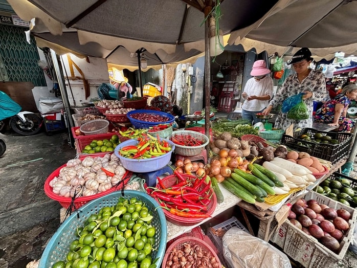 VIDEO: Giá ớt tại TPHCM biến động mạnh khi chợ lẻ bắt đầu hạ nhiệt, siêu thị neo ở mức cao - Ảnh 1.