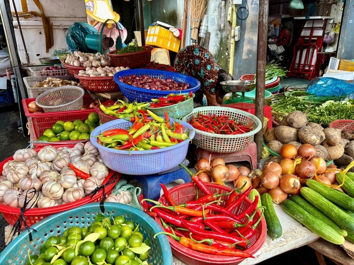 VIDEO: Giá ớt tại TPHCM biến động mạnh khi chợ lẻ bắt đầu hạ nhiệt, siêu thị neo ở mức cao - Ảnh 2.