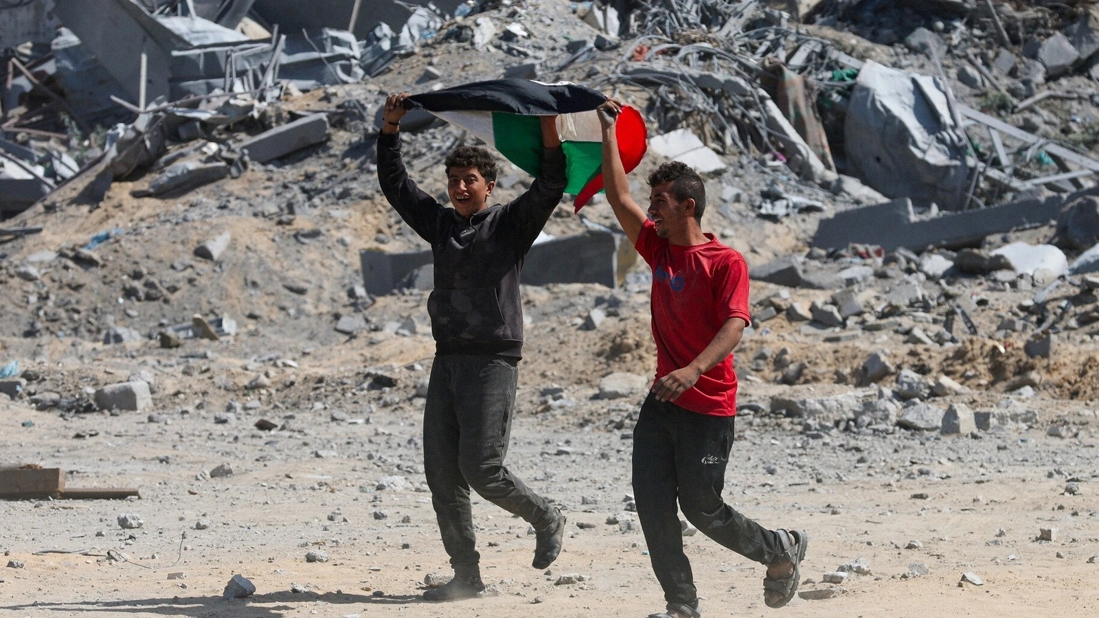 Phản ứng của người dân khi đạt được thỏa thuận giai đoạn một. (Ảnh: Reuters)