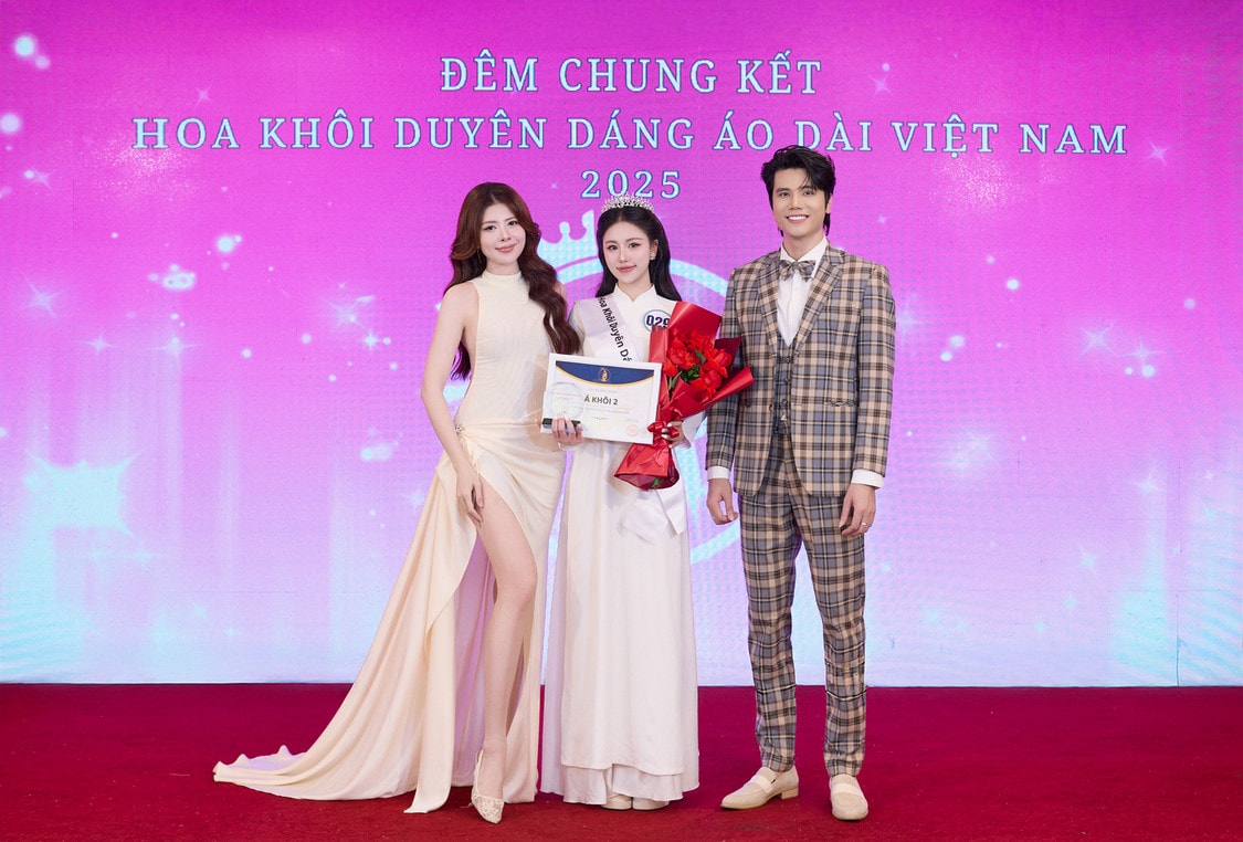 Chung kết Hoa khôi Duyên dáng Áo dài Việt Nam 2025 khép lại. Trong đó, người đẹp Đinh Thị Phương Anh (sinh năm 2005, quê Ninh Bình) xuất sắc giành danh hiệu Á khôi 2.