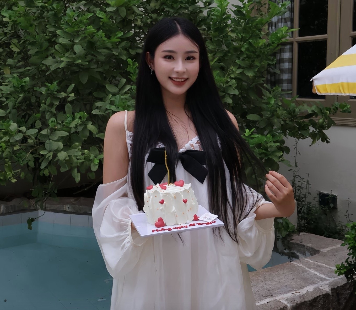 Sở hữu nhan sắc ngọt ngào, Thảo My thoải mái diện những phong cách thời trang đa dạng. Nữ diễn viên trẻ thường chọn phong cách nhẹ nhàng, nữ tính hoặc thỉnh thoảng thay đổi bản thân với những trang phục gợi cảm, táo bạo hơn.