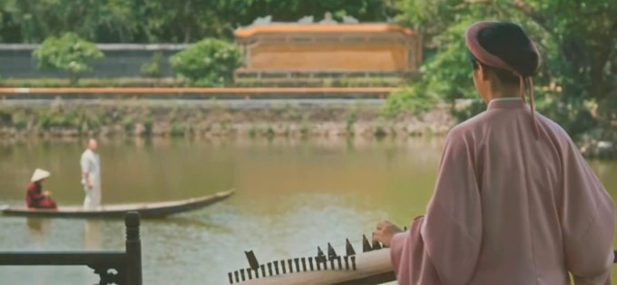 Một cảnh ghi lại trong lăng Vua Tự Đức. Ảnh: cắt từ video