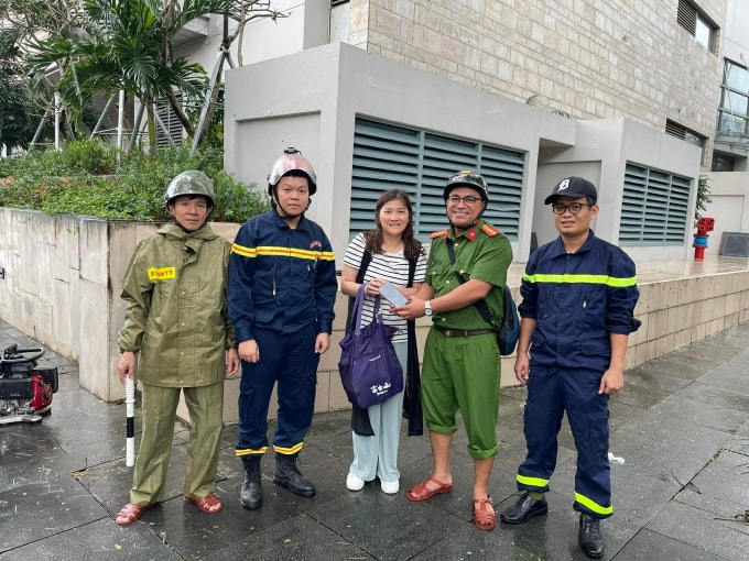 Lực lượng Cảnh sát PCCC & CNCH Công an thành phố Đà Nẵng cùng Công an phường Hải Châu trao lại điện thoại cho du khách. Ảnh: Công an phường Hải Châu