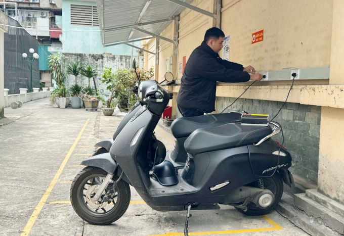 Người dân sạc xe điện tại khu vực được kết nối qua app an toàn ở chung cư Comate Tower, trưa 24/12. Ảnh: Phan Dương