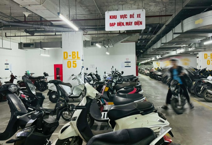 Khu vực để xe điện tại một chung cư ở phường Nhân Chính, Hà Nội  đã gỡ ổ sạc. Ảnh: Phạm Nga