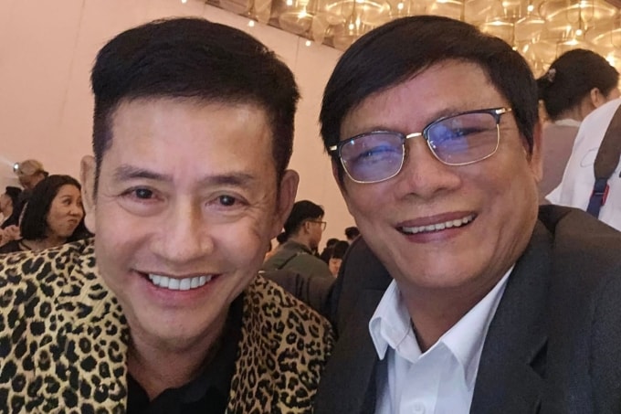 Nghệ sĩ Tấn Beo bên đàn anh - diễn viên Tấn Hoàng tại tiệc cưới. Ảnh: Nhân vật cung cấp