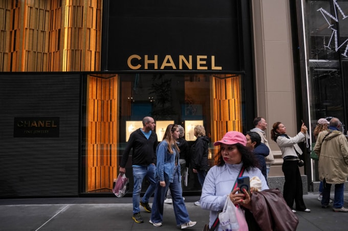 Người dân đi qua cửa hàng Chanel ở 5th Avenue, New York ngày 23/5. Ảnh: Reuters