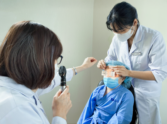 Bác sĩ đo mắt cho bé An để xác định chính xác tình trạng lác. Ảnh: Bệnh viện Đa khoa Tâm Anh