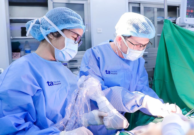 Êkíp bác sĩ Bệnh viện Đa khoa Tâm Anh phẫu thuật cho chị Hồng. Ảnh: Trung Vũ