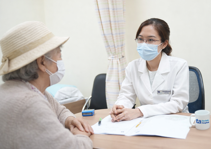 Bác sĩ Ngọc Bích đang tư vấn cho bà Liên khi điều trị. Ảnh: Bệnh viện Đa khoa Tâm Anh