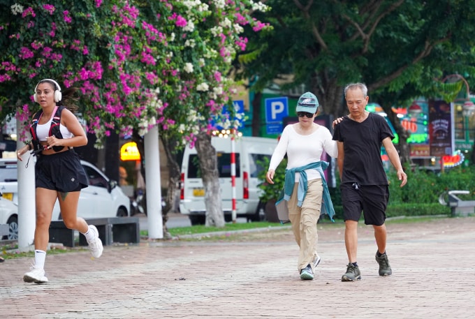 Đi bộ trong thời gian lâu hơn có thể đốt cháy nhiều calo hơn so với chạy bộ. Ảnh minh họa: Nguyễn Đông