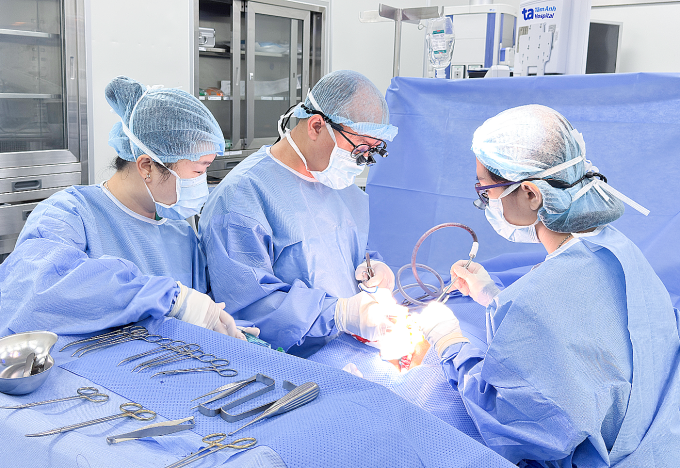 Bác sĩ Trọng (giữa) phẫu thuật tái tạo vùng mông cho bệnh nhi. Ảnh: Giản Đơn