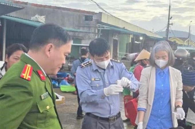 Lực lượng chức năng test nhanh mẫu cá cháo tại chợ trên địa bàn. Ảnh: Hùng Lê