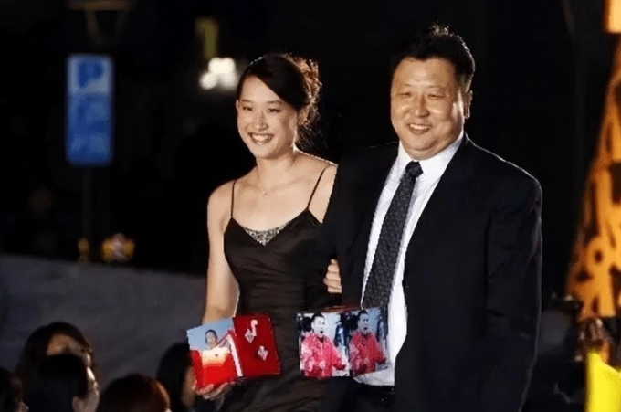 Việc Kim Wei kết hôn với Liu Zige, chênh lệch 23 tuổi, quan hệ thầy - trò kéo dài 18 năm, khiến dư luận Trung Quốc phản ứng dữ dội. Ảnh: Sina