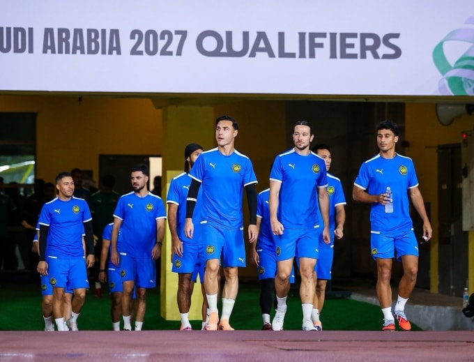 Cầu thủ Malaysia chuẩn bị tập luyện vào ngày 17/11/2025, một ngày trước trận thắng Nepal 1-0 ở lượt năm bảng F vòng loại cuối Asian Cup 2027. Ảnh: MalaysiaNT