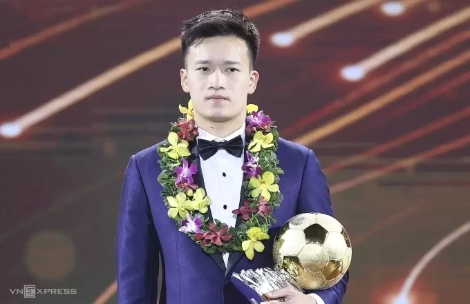 Tiền vệ Nguyễn Hoàng Đức nhận giải Quả Bóng Vàng Việt Nam 2023. Ảnh: Đức Đồng