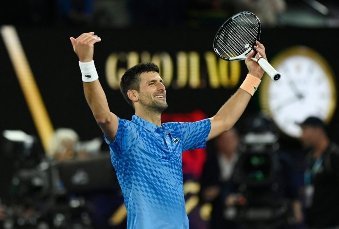 Djokovic mừng chức vô địch Australia Mở rộng thứ 10, trên sân Rod Laver, Melbourne hồi tháng 1/2023. Ảnh: Reuters
