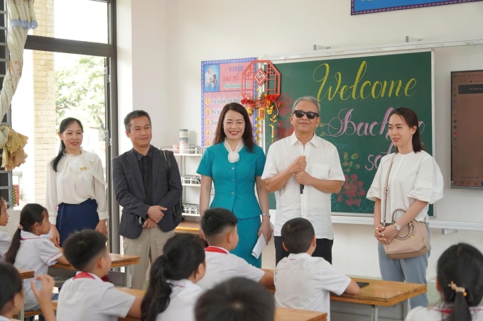 Ông Kiên gặp gỡ thầy và trò trường Tiểu học Xuân Sơn, Quảng Ninh, tháng 8/2024. Ảnh: Nhân vật cung cấp