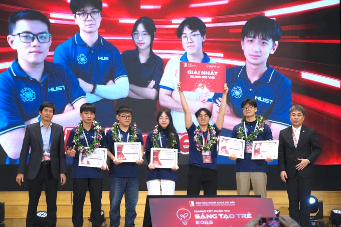 Nhóm sáng chế hệ thống Retrack nhận giải nhất cuộc thi Sáng tạo trẻ, chiều 25/12. Ảnh: Ngọc Trang