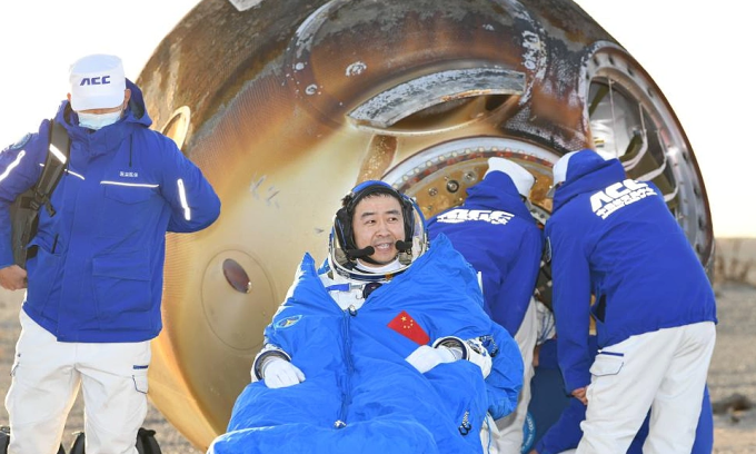 Chen Dong, chỉ huy phi hành đoàn Thần Châu 20, rời khỏi khoang tàu Thần Châu 21 sau khi hạ cánh an toàn. Ảnh:Xinhua