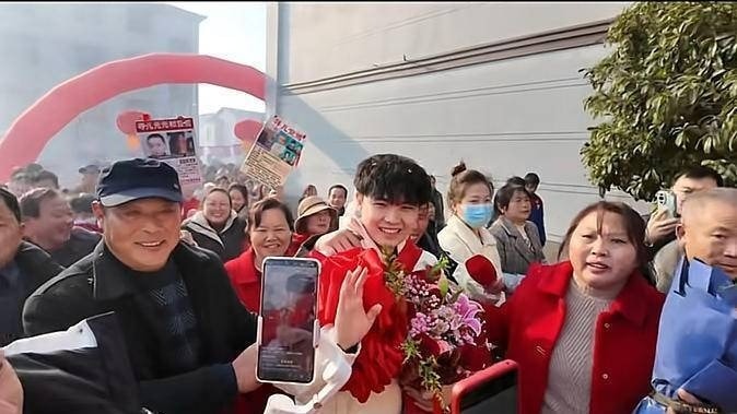 Bành Thông Thông trở về quê ở tỉnh Giang Tây trong sự chào đón của dân làng. Ảnh: Douyin