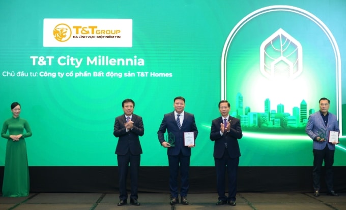 Ông Hoàng Việt Cường - Tổng giám đốc T&T Homes (chính giữa) lên nhận giải. Ảnh: