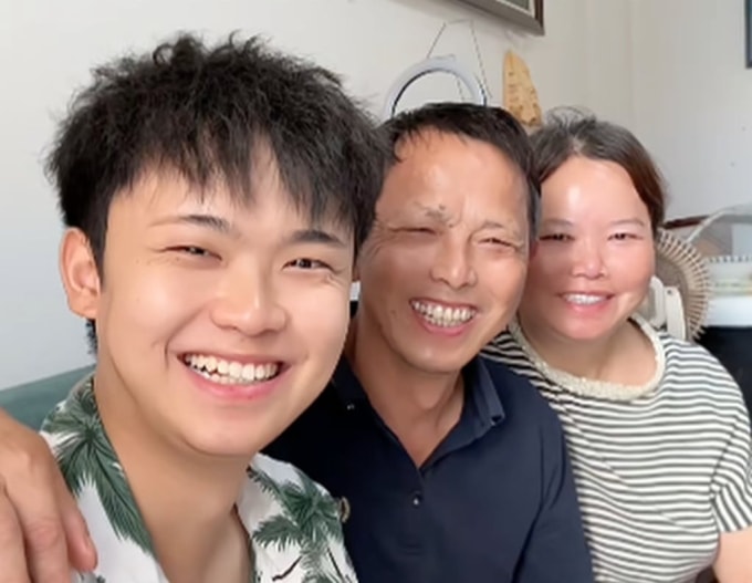 Bành Thông Thông cùng bố mẹ. Ảnh: Douyin