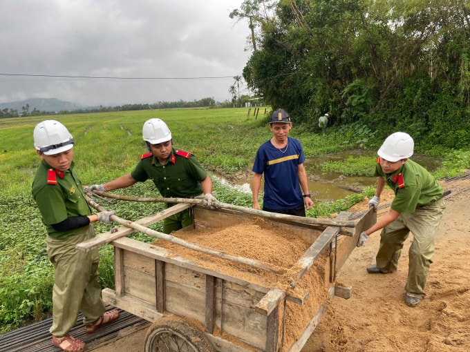 Công an hỗ trợ người dân vận chuyển vật liệu xây nhà sau lũ tại Đăk Lăk. Ảnh: Quang Huy