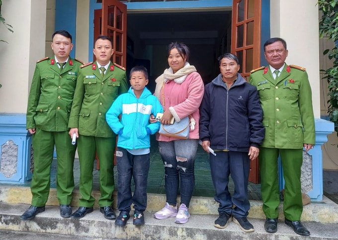 Em Long (thứ ba từ trái sáng), được Công an xã Hữu Kiệm bàn giao cho người thân. Ảnh: Công an cung cấp