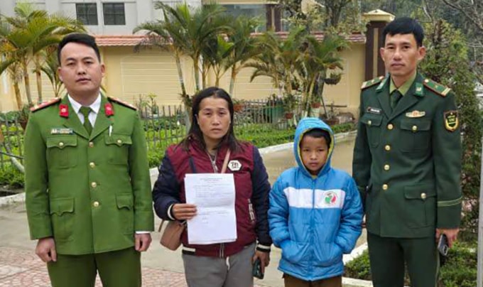 Em Lỉ (thứ hai từ phải qua), đã được người thân đưa về Lào. Ảnh: Công an cung cấp