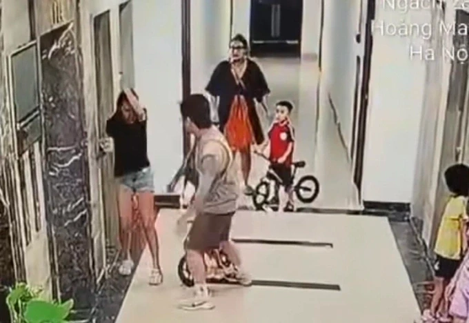 Sự việc được camera ở chung cư ghi lại. Ảnh: Cắt từ video