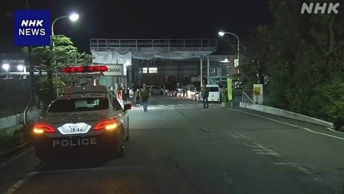 Xe cảnh sát tại hiện trường vụ đâm dao ở nhà máy cao su thuộc thành phố Mishima, tỉnh Shizuoka, Nhật Bản ngày 26/12. Ảnh: NHK