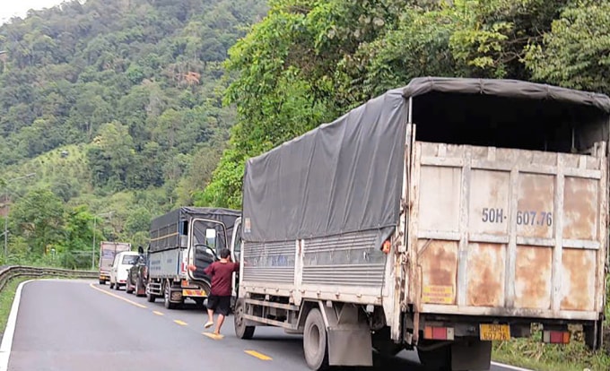 Xe xếp hàng dài trên đèo Bảo Lộc. Ảnh: Hoài Thanh