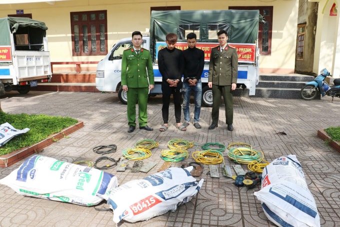 Nghi can Hội và Tráng (thứ hai và ba, từ trái sang), cùng tang vật tại cơ quan điều tra. Ảnh: Hòa Vang