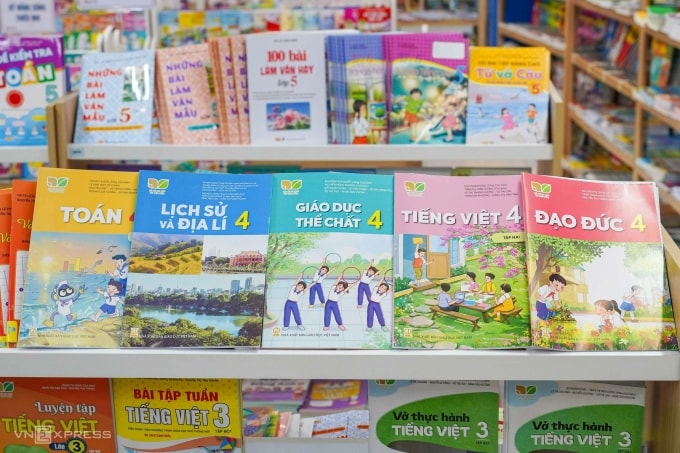 Sách giáo khoa bộ Kết nối tri thức và cuộc sống. Ảnh: Hoàng Giang