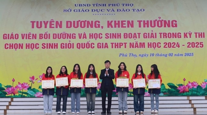 Học sinh giỏi quốc gia tỉnh Phú Thọ năm học 2024-2025 trong lễ tuyên dương, khen thưởng hồi tháng 2. Ảnh: Phụ huynh cung cấp