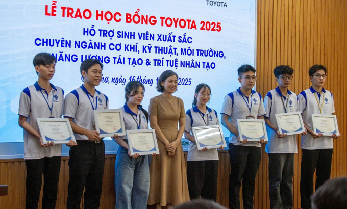 Sinh viên Đại học Cần Thơ nhận học bổng Toyota. Ảnh: TMV