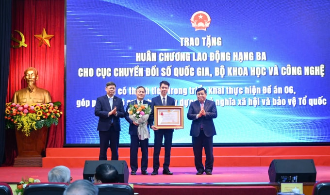 Phó Thủ tướng Nguyễn Chí Dũng trao Huân chương lao động hạng ba cho Cục Chuyển đổi số quốc gia. Ảnh: Giang Huy