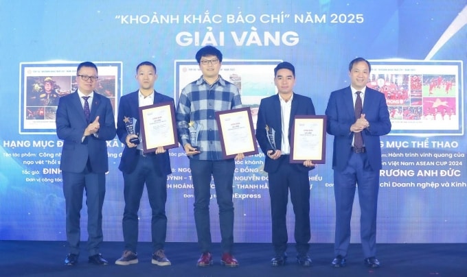 Đại diện ba tác giả của ba tác phẩm đạt giải Vàng Khoảnh khắc báo chí 2025, sáng 26/12. Ảnh: Ban tổ chức