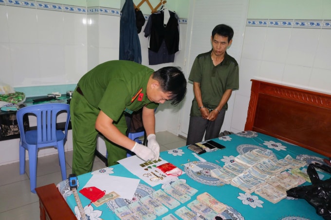 Đỗ Đình Mai cùng tang vật. Ảnh: Phước Thanh